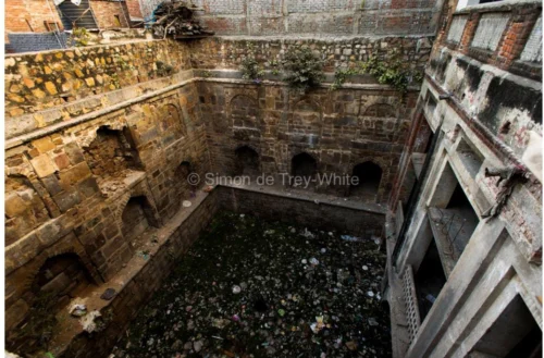 This is Qutub Shah ki Baoli, One would not be able to recognise this as a baoli. 